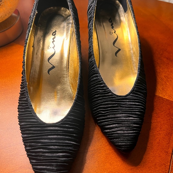 Nina Women's Black Textured heels - Picture 1 of 7